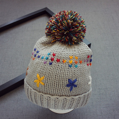 Цветна детска шапка за студените дни