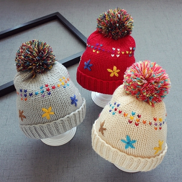 Цветна детска шапка за студените дни