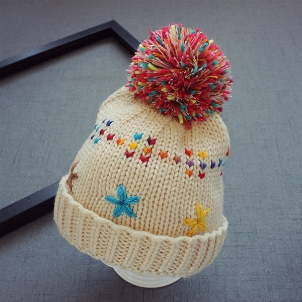 Цветна детска шапка за студените дни