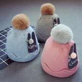 Зимна бебешка шапка с интересна декорация и пухче