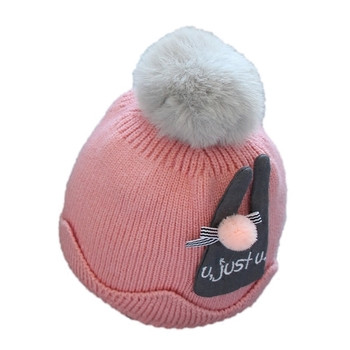 Зимна бебешка шапка с интересна декорация и пухче