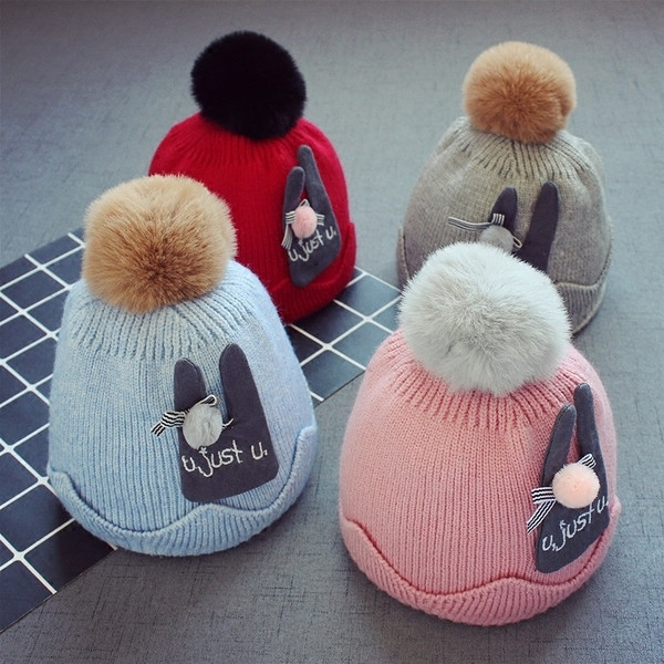 Зимна бебешка шапка с интересна декорация и пухче