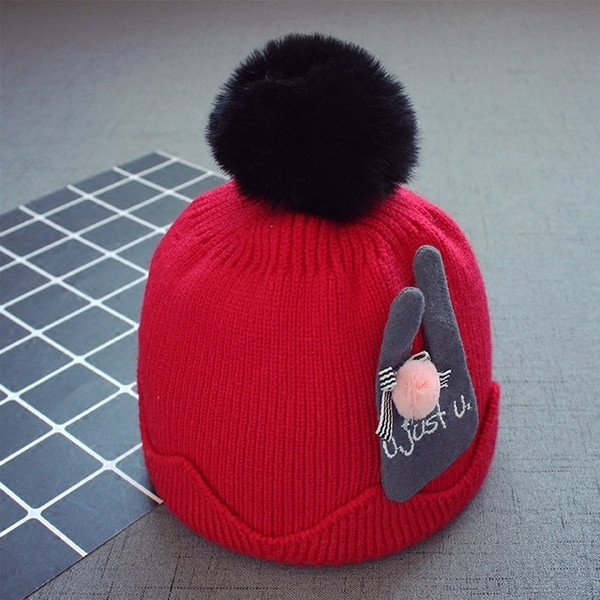 Зимна бебешка шапка с интересна декорация и пухче