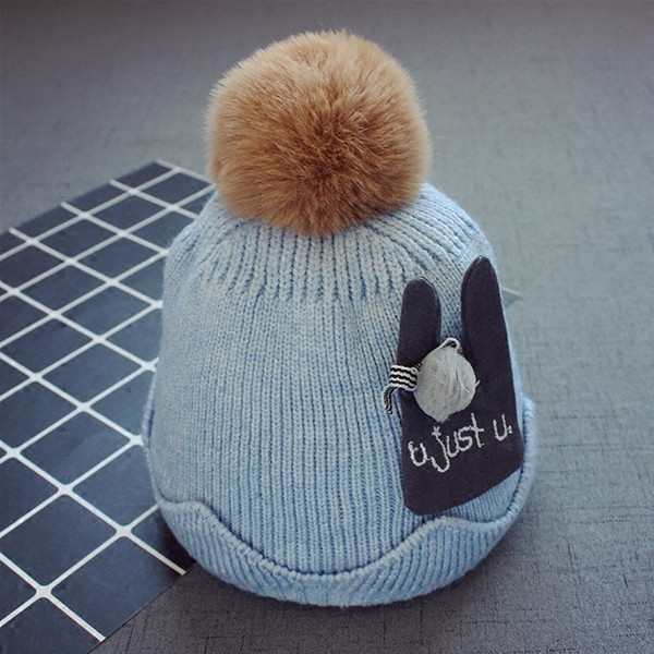 Зимна бебешка шапка с интересна декорация и пухче