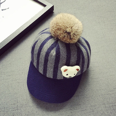 Детска зимна шапка с козирка и пухче