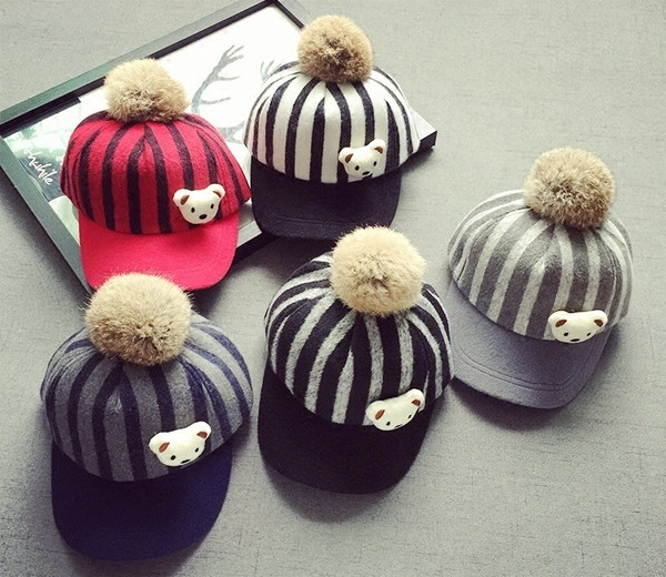 Детска зимна шапка с козирка и пухче