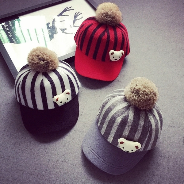 Детска зимна шапка с козирка и пухче