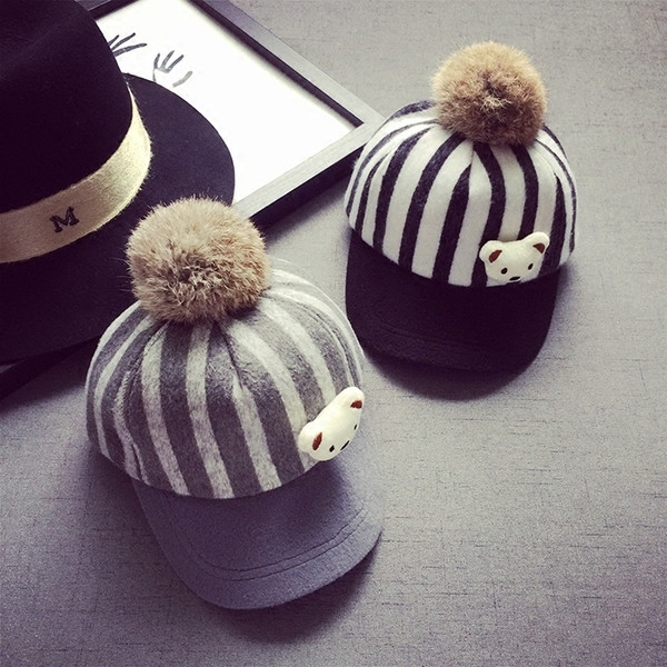 Детска зимна шапка с козирка и пухче