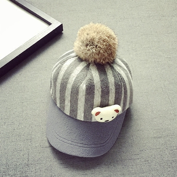 Детска зимна шапка с козирка и пухче