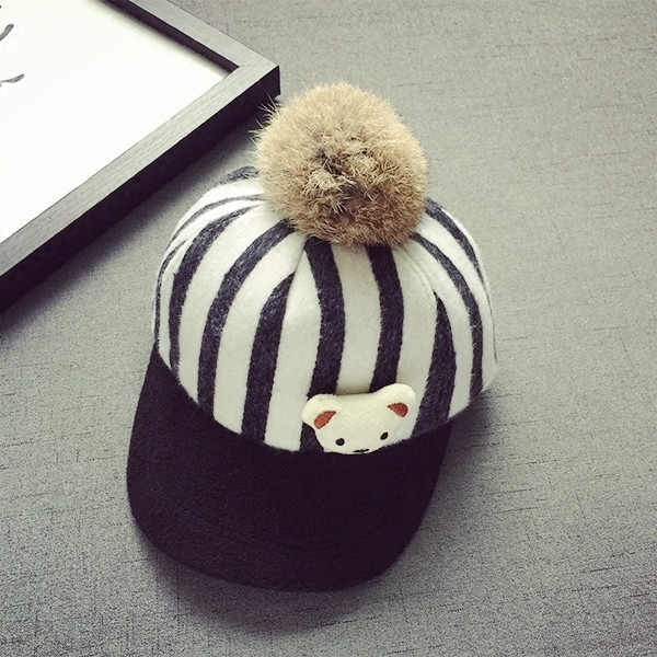 Детска зимна шапка с козирка и пухче