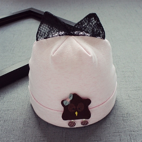 Бебешка шапка с дантелени ушички в четири цвята