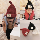 Топла зимна унисекс шапка с щампа в три цвята