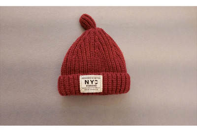 Топла зимна унисекс шапка с щампа в три цвята