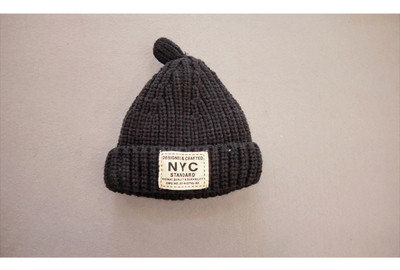 Топла зимна унисекс шапка с щампа в три цвята