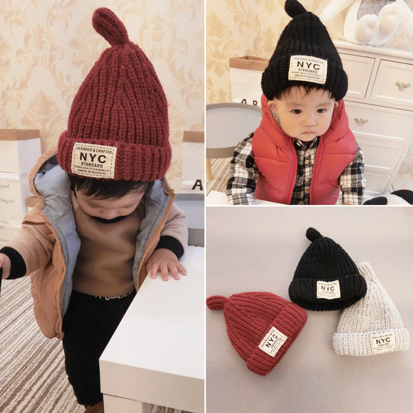 Топла зимна унисекс шапка с щампа в три цвята