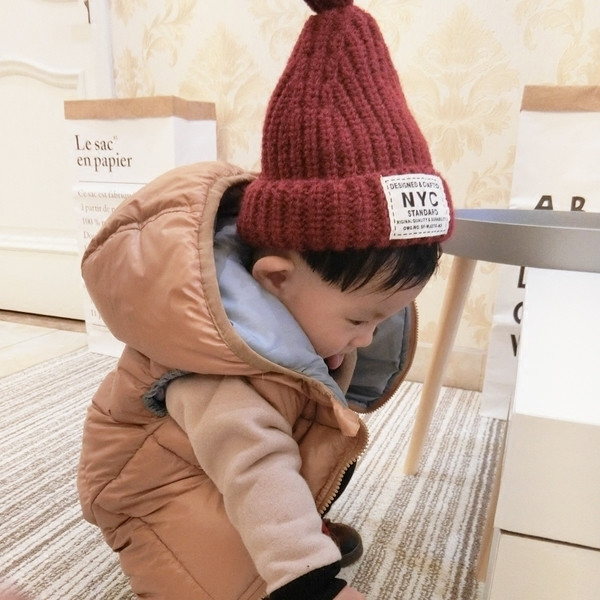 Топла зимна унисекс шапка с щампа в три цвята