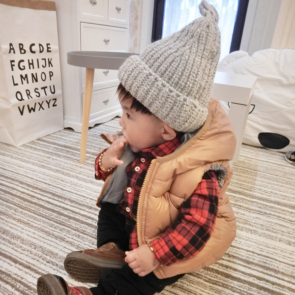 Топла зимна унисекс шапка с щампа в три цвята