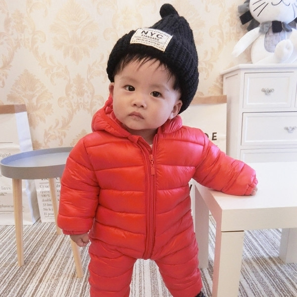 Топла зимна унисекс шапка с щампа в три цвята