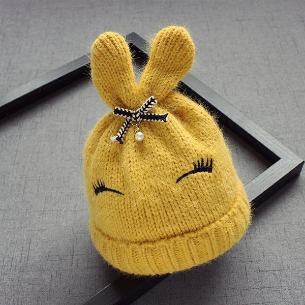 Вълнена детска шапка за момичета с ушички и панделка