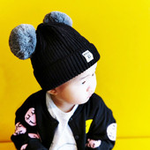 Ежедневна зимна шапка с пухени топчета в пет цвята