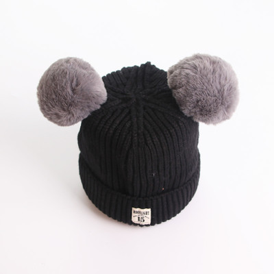 Ежедневна зимна шапка с пухени топчета в пет цвята