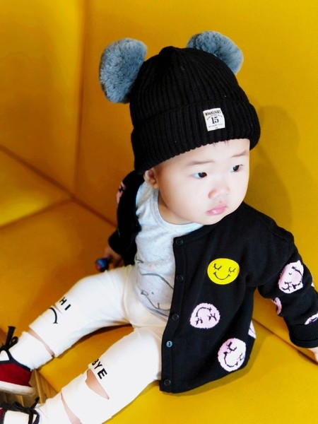 Ежедневна зимна шапка с пухени топчета в пет цвята