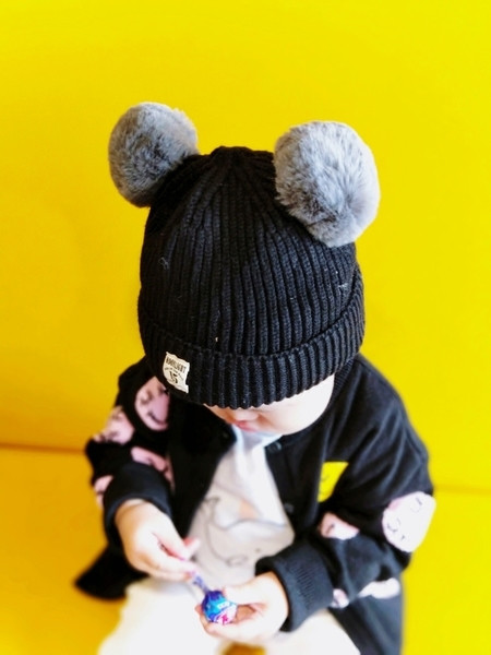 Ежедневна зимна шапка с пухени топчета в пет цвята