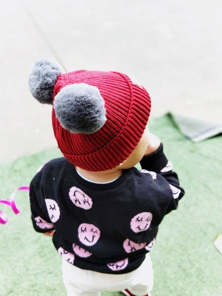 Ежедневна зимна шапка с пухени топчета в пет цвята