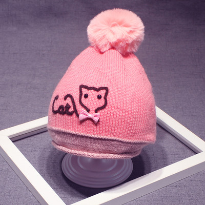 Бебешка плетена шапка с надпис,бродерия и пухче в шест цвята