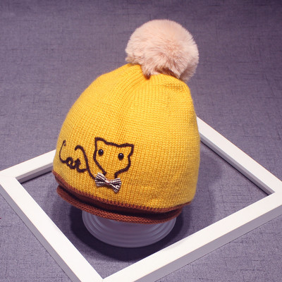 Бебешка плетена шапка с надпис,бродерия и пухче в шест цвята