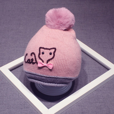 Бебешка плетена шапка с надпис,бродерия и пухче в шест цвята