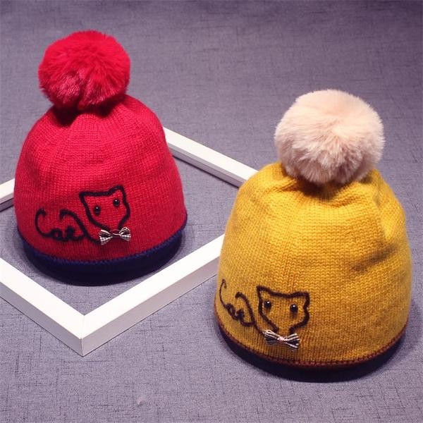 Бебешка плетена шапка с надпис,бродерия и пухче в шест цвята