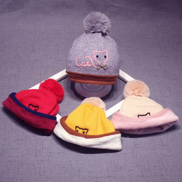 Бебешка плетена шапка с надпис,бродерия и пухче в шест цвята