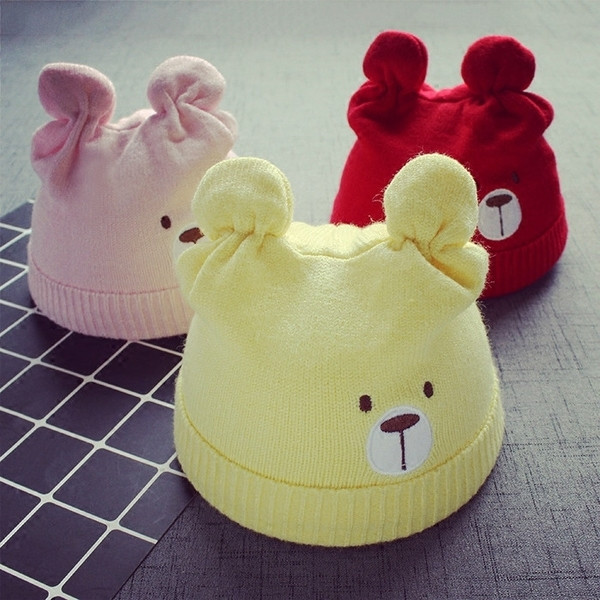 Бебешка унисекс шапка с апликация и ушички