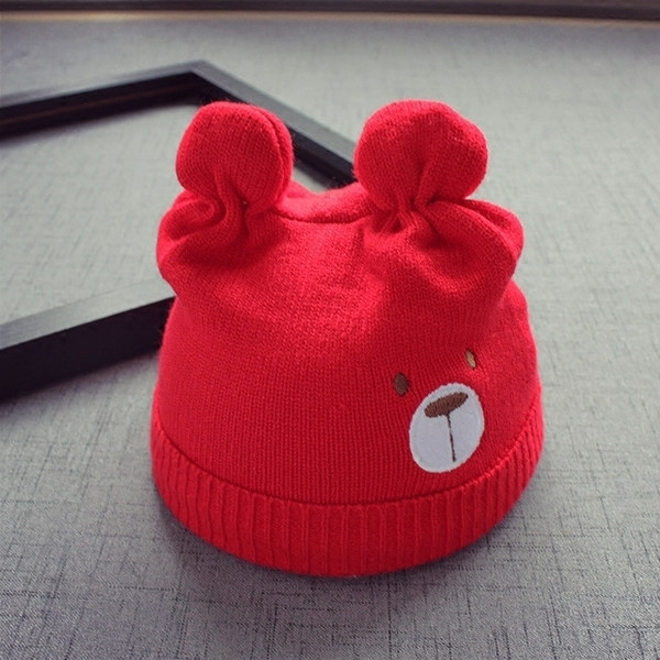 Бебешка унисекс шапка с апликация и ушички