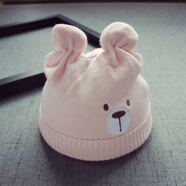 Бебешка унисекс шапка с апликация и ушички