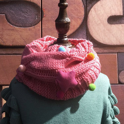 Меко зимно шалче за момичета с пухени топчета и 3D декорации в различни цветове