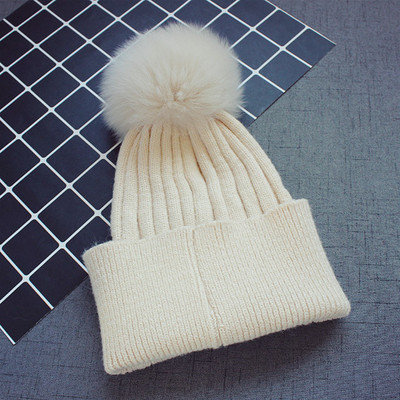 Стилна шапка за деца с пух