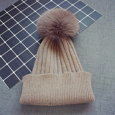 Стилна шапка за деца с пух