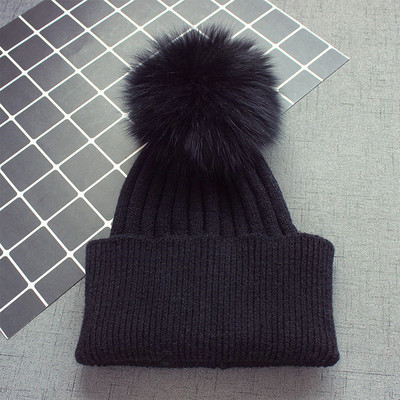 Стилна шапка за деца с пух