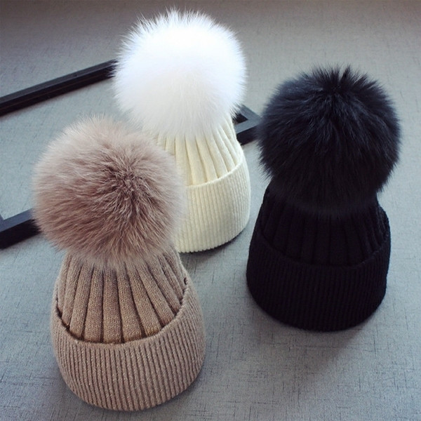 Стилна шапка за деца с пух