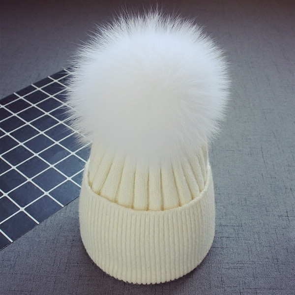 Стилна шапка за деца с пух