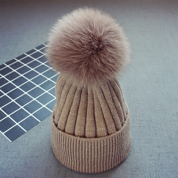 Стилна шапка за деца с пух