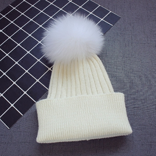 Стилна шапка за деца с пух