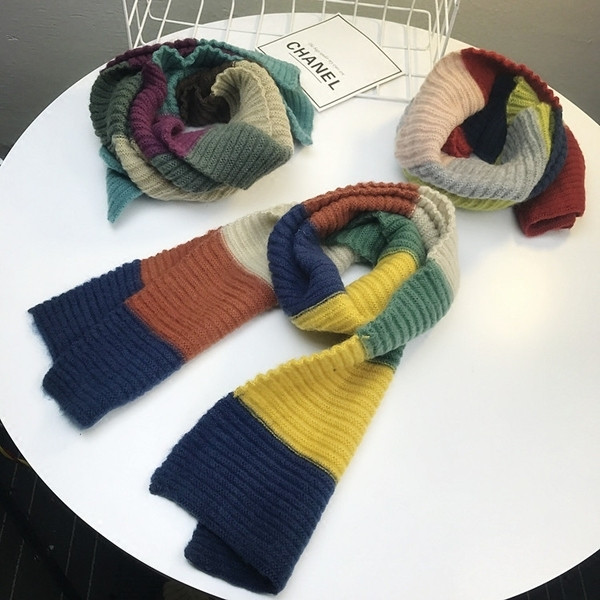 Стилен зимен унисекс шал в меки цветове