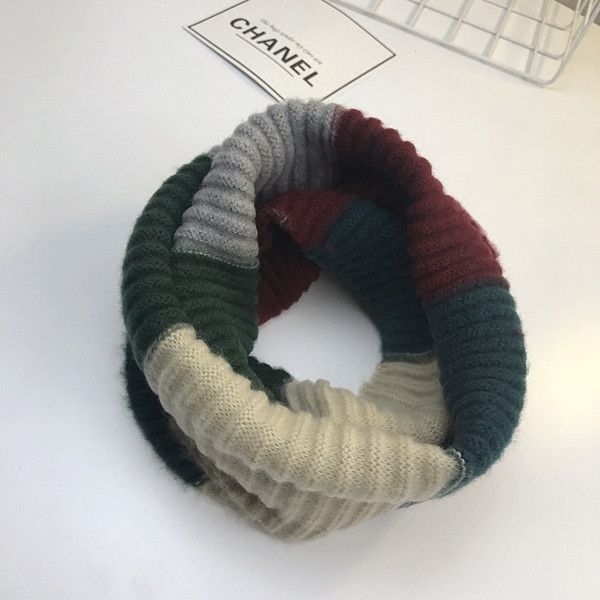 Стилен зимен унисекс шал в меки цветове