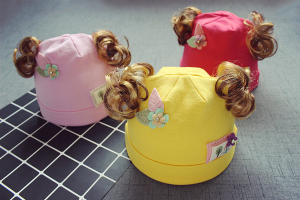 Бебешка зимна шапка с декорация