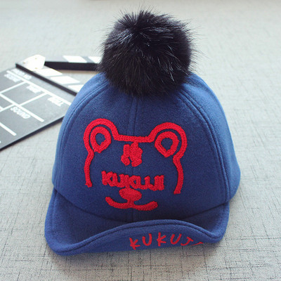 Ежедневна детска шапка с козирка и пух, в четири цвята