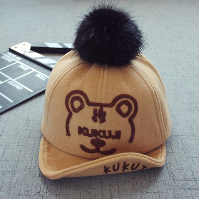 Ежедневна детска шапка с козирка и пух, в четири цвята