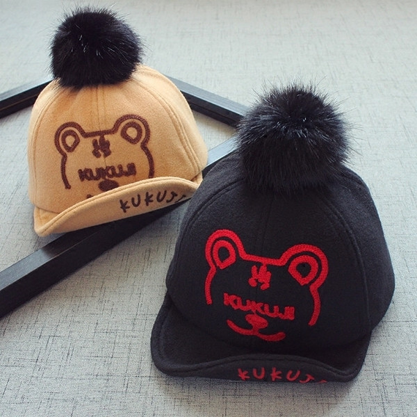 Ежедневна детска шапка с козирка и пух, в четири цвята